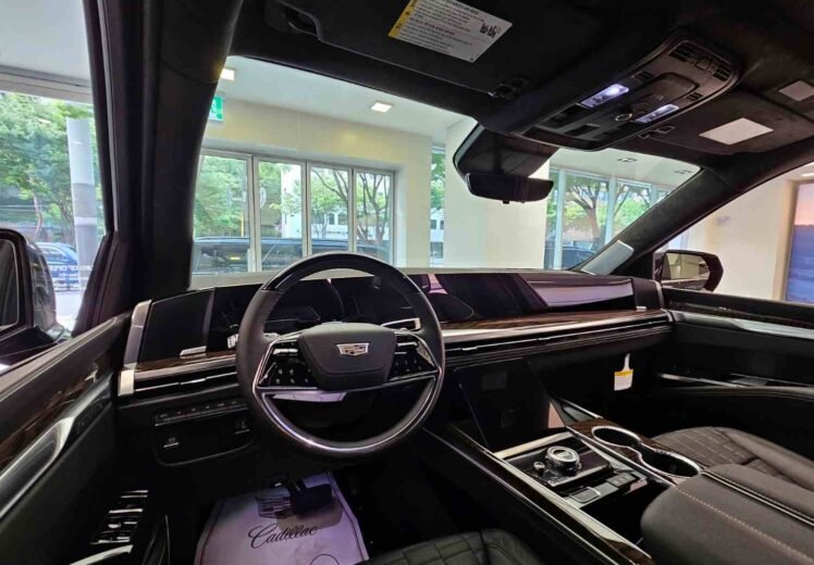 Cadillac_Escalade_Premium_Luxury_Platinum_GMTT1UL_FL_Jet_Black_3-100kb